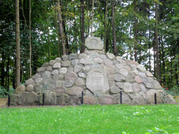 Putlitz in der Prignitz - Kriegerdenkmal im B&uuml;rgerpark